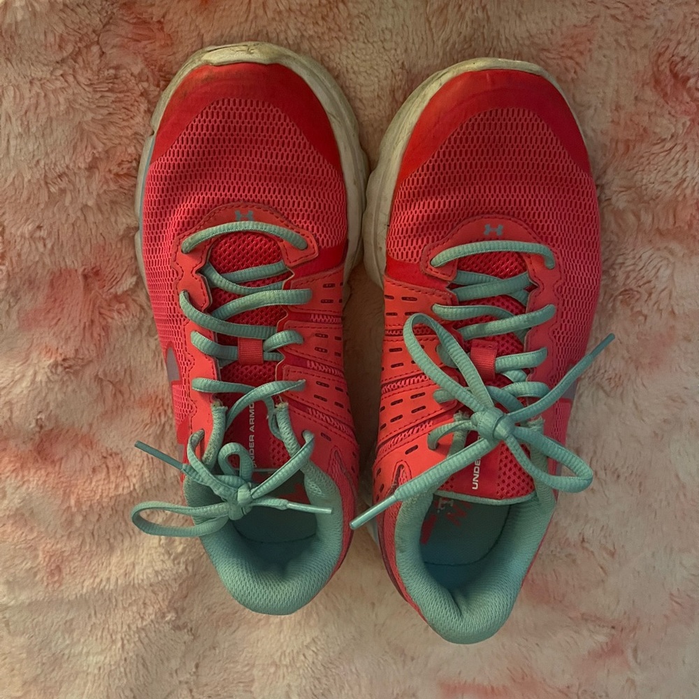 Tennis shoes